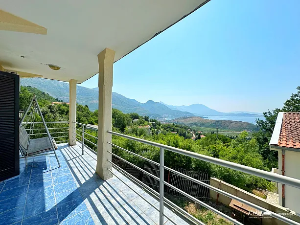 Three storey house with sea view in Zagradje