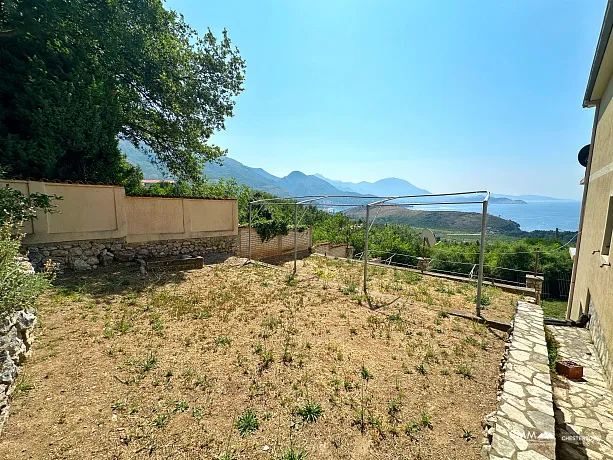 Three storey house with sea view in Zagradje