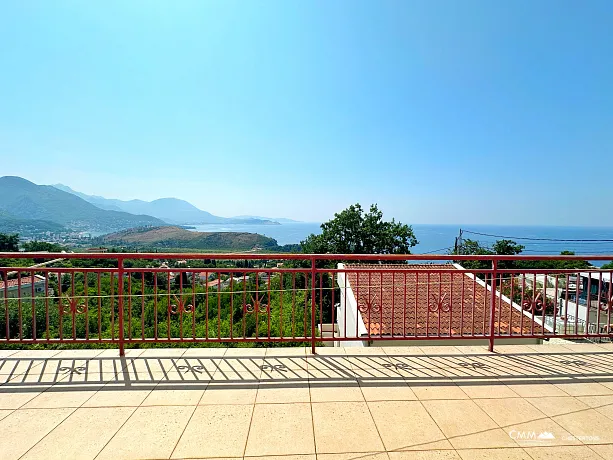 Three storey house with sea view in Zagradje