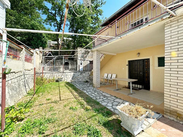 Three storey house with sea view in Zagradje