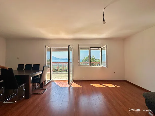 Three storey house with sea view in Zagradje