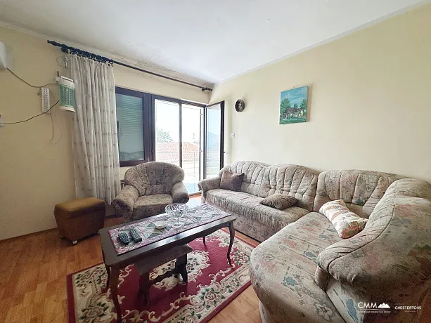 Three storey house with sea view in Zagradje