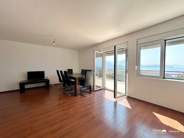 Three storey house with sea view in Zagradje