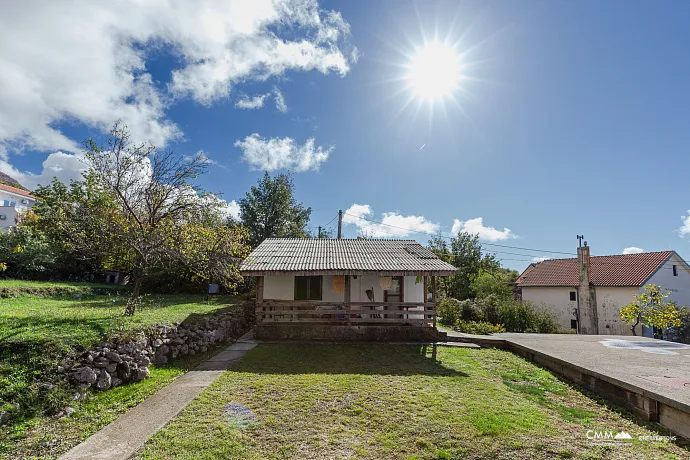 Urbanized Plot with Sea View and Own Water Source – Lapčići, 1,000 m²