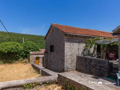 Stone House 105 m² with 2100 m² Land Plot in Glavatičići