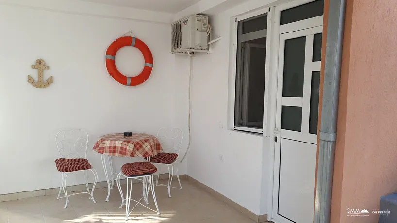 Townhouse with 4 apartments in Sutomore