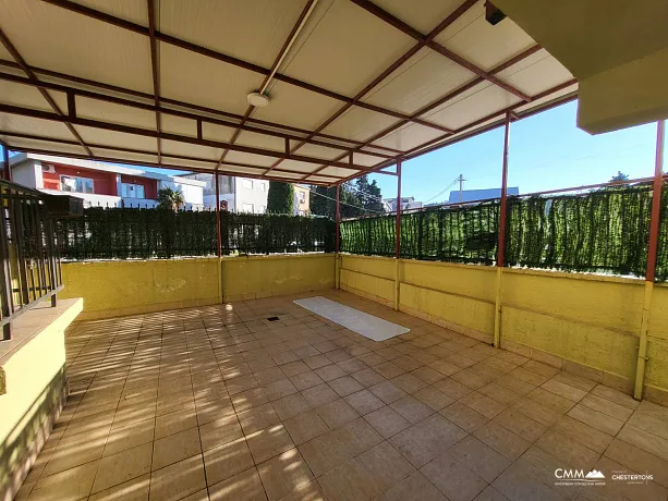 House with apartments in Sutomore