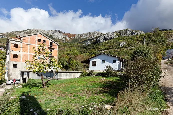 Urbanized Plot with Sea View and Own Water Source – Lapčići, 1,000 m²