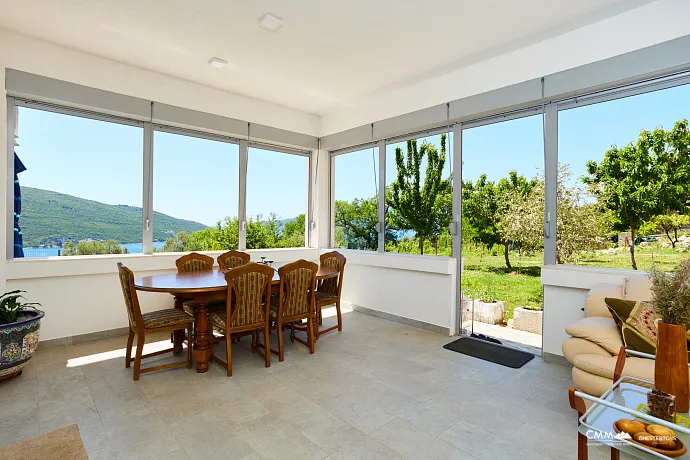 Spacious house in Kumbor with a total area of 335 m²