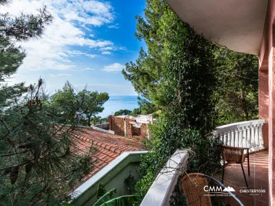 Three-storey family house in Susanj