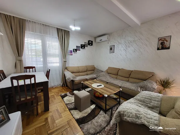 Apartment with a spacious terrace in a quiet location in Budva