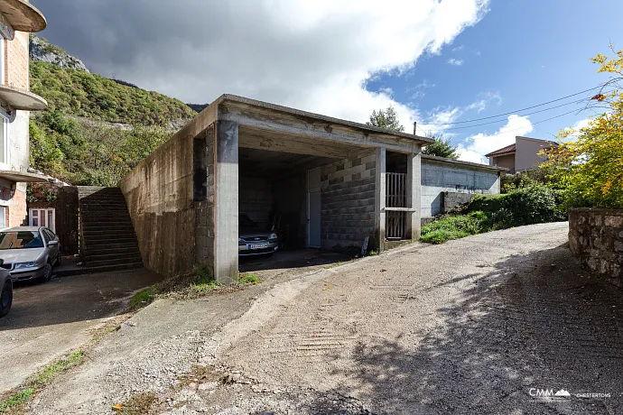 Urbanized Plot with Sea View and Own Water Source – Lapčići, 1,000 m²