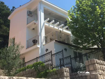 Apartments in Villa with sea view in Shushan
