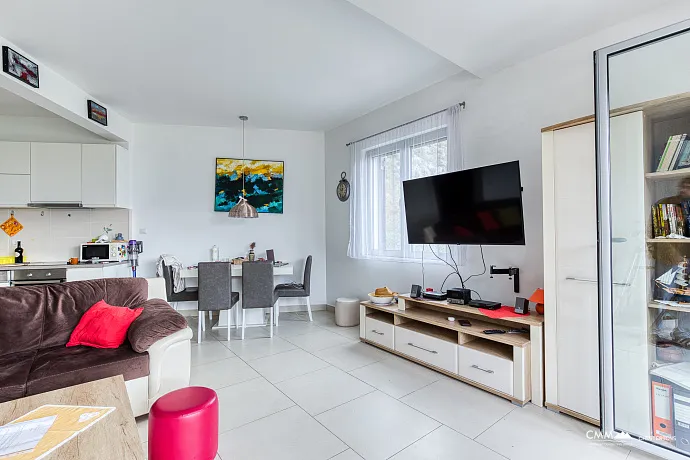 Modern One-Bedroom Apartment with Sea & Mountain Views