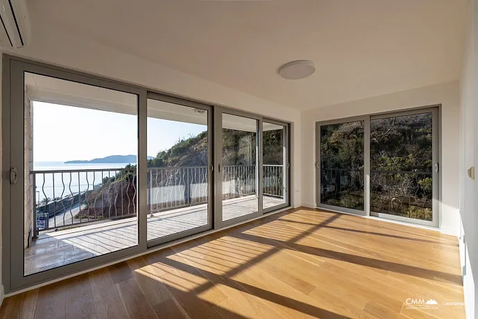 Apartment with 3 bedrooms and a stunning sea view from every window.