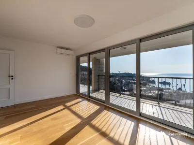 Apartment with 3 bedrooms and a stunning sea view from every window.