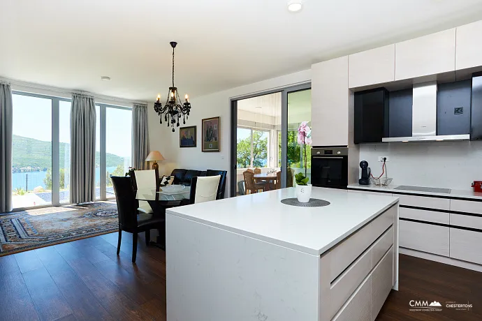 Spacious house in Kumbor with a total area of 335 m²