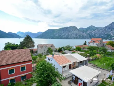 Hotel near the sea in Kotor