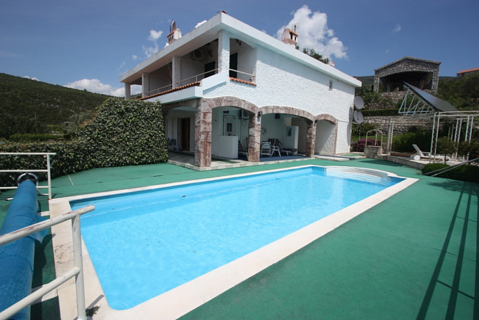 Three-storey house with pool in Lustica