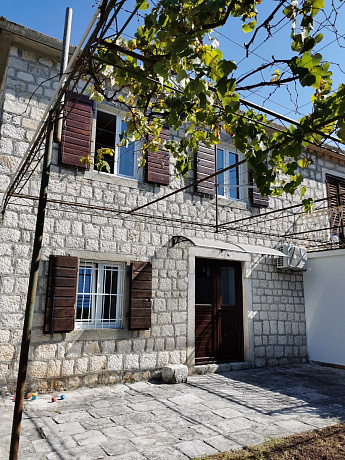 Townhouse by the sea in Dobrota