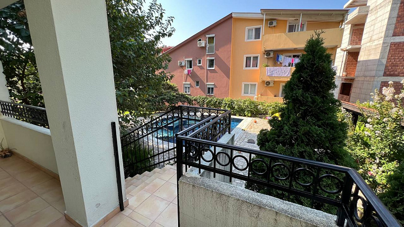 Apartment with two bedrooms in a house with a pool in Budva