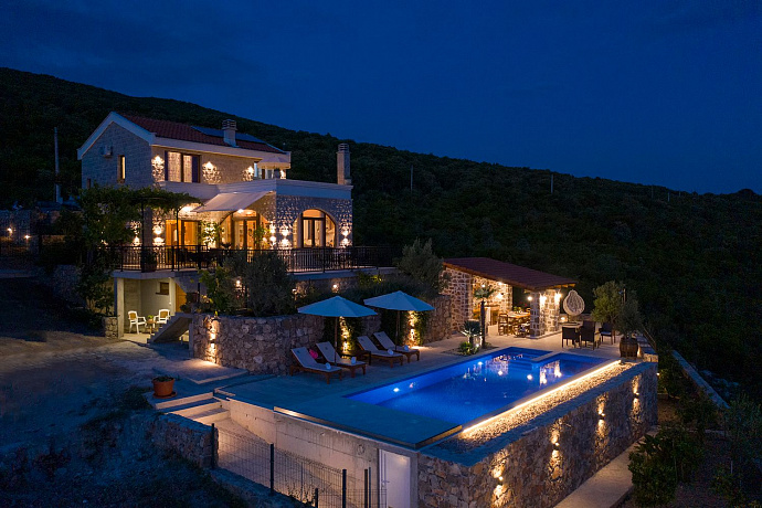 Luxurious villa with panoramic sea views and pool