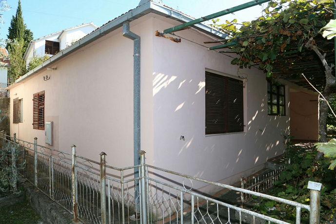 House with a courtyard and driveway in Belishi