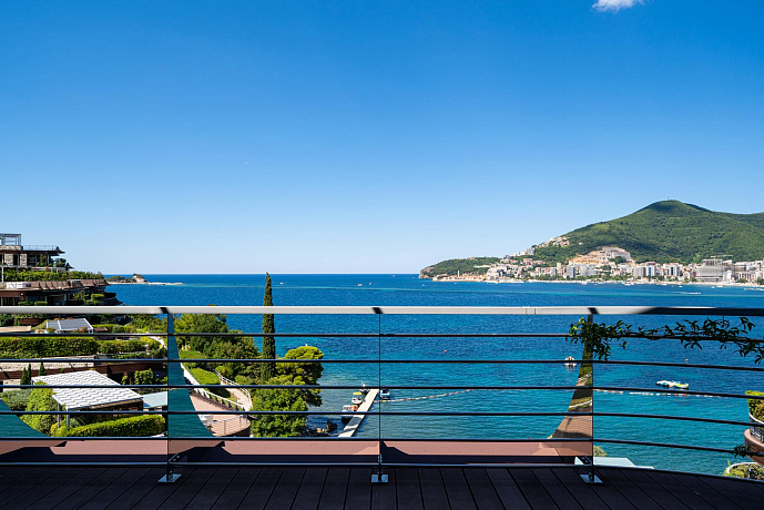Penthouse in a premium complex with panoramic sea views