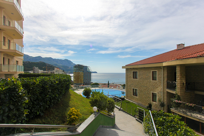 Apartment for sale in Becici in a complex with a pool