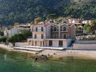 Роскошная трёхэтажная вилла на первой линии моря  в Которе