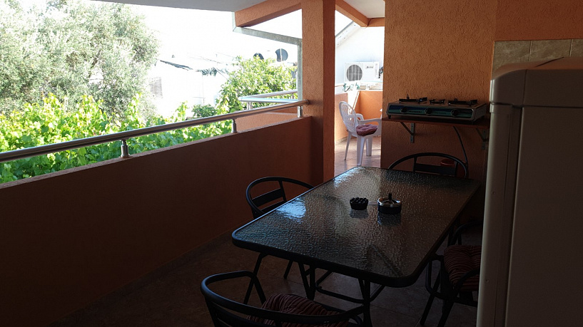 Townhouse with 4 apartments in Sutomore