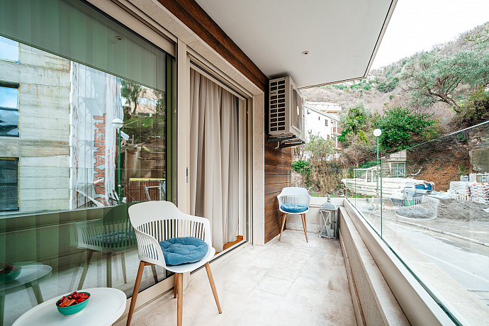 Spacious and bright apartment in Rafailovici