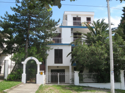 Spacious house with apartments in Sutomore