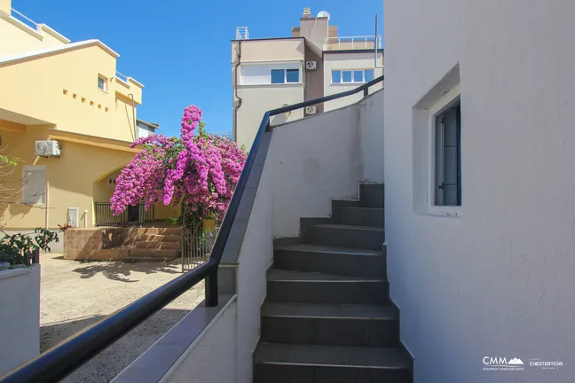 Spacious house with a sea view in Utjeha