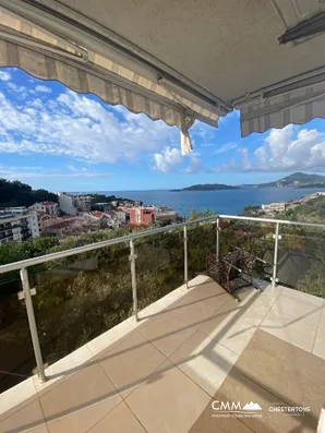 One-bedroom apartment with a garage and panoramic sea view