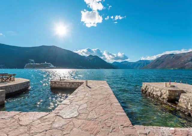 Three-storey house on the first line in Kotor, Dobrota