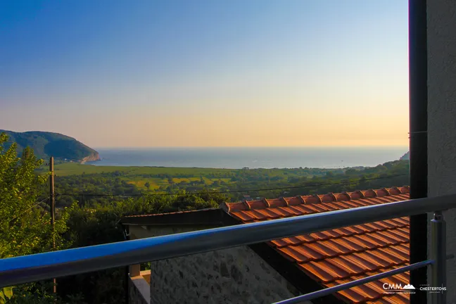 Apartment house with a swimming pool and a phenomenal view