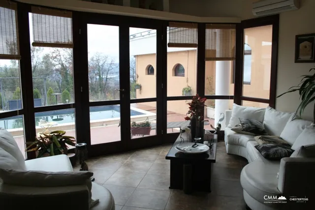 A luxurious villa with swimming pool in Kotor