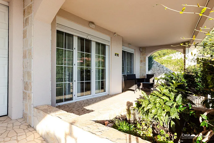 Elegance and serenity in a luxurious villa with natural views.