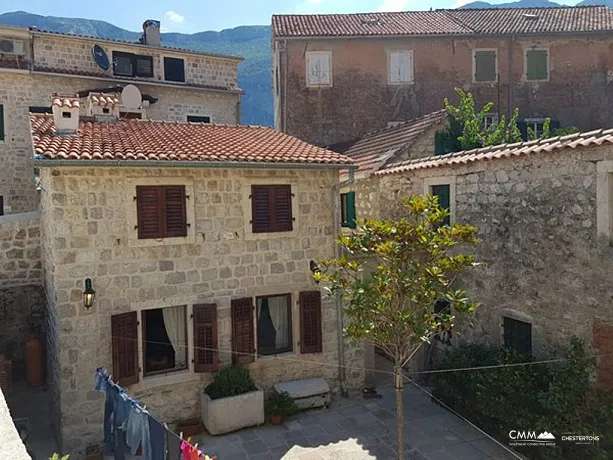 Two houses with restaurant on the front line