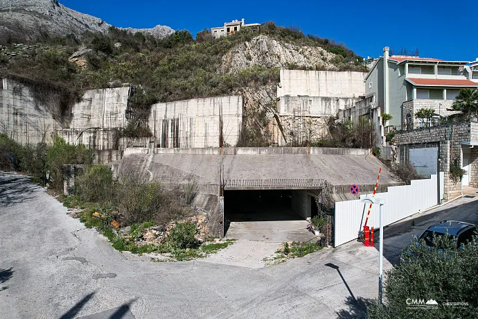 Plot 1580 m2 with project of apart hotel in Rezevici