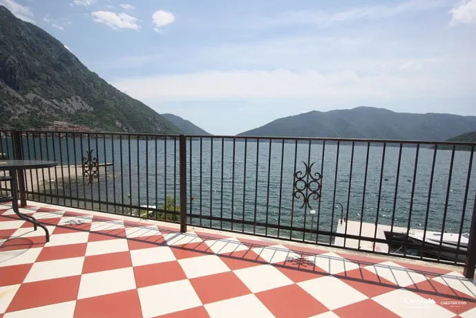 A villa with sea view in Risan