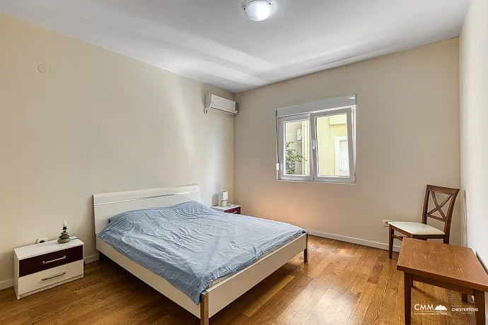 Apartment with Sea View, Bijela