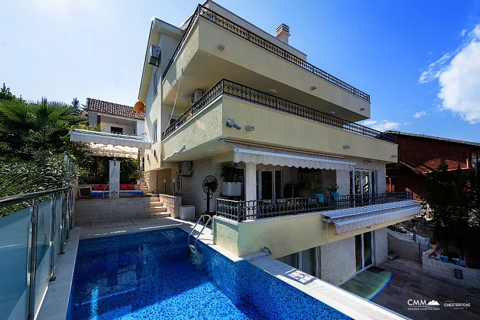 A villa with pool in Krasici