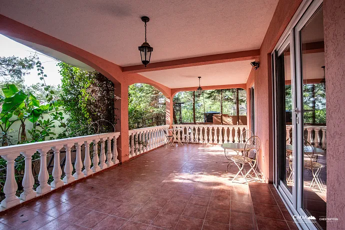 Three-storey family house in Susanj