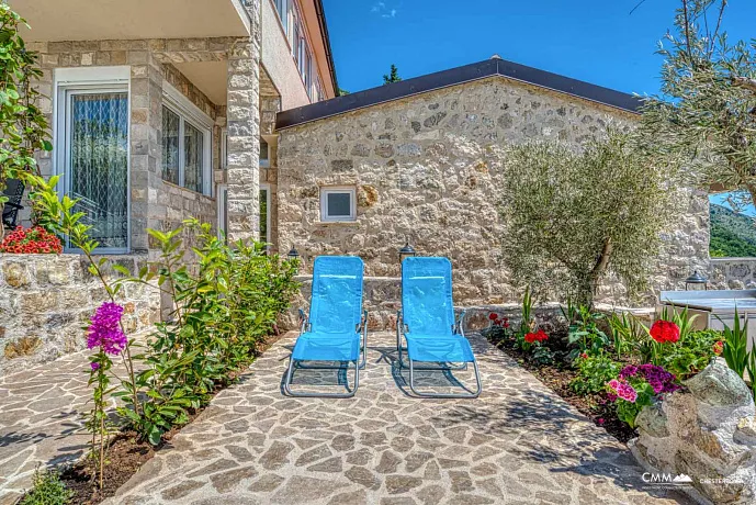 Apartment house with a swimming pool and a phenomenal view