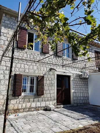 Townhouse by the sea in Dobrota