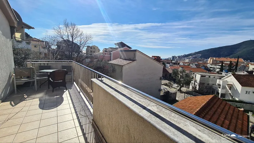 House in a quiet area of ​​Budva overlooking the sea.