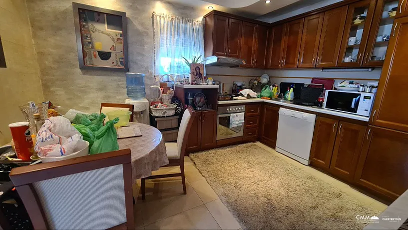 House in a quiet area of ​​Budva overlooking the sea.