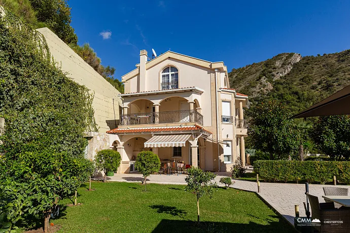 Elegance and serenity in a luxurious villa with natural views.